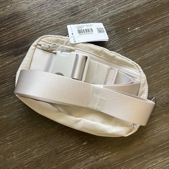 Lululemon Everywhere Belt Bag - Picture 3 of 5